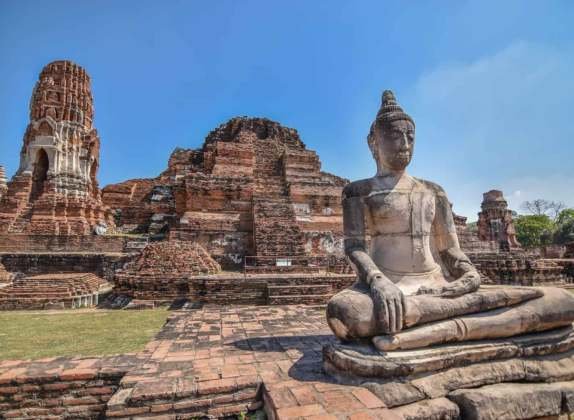explorar las ruinas históricas en Ayutthaya